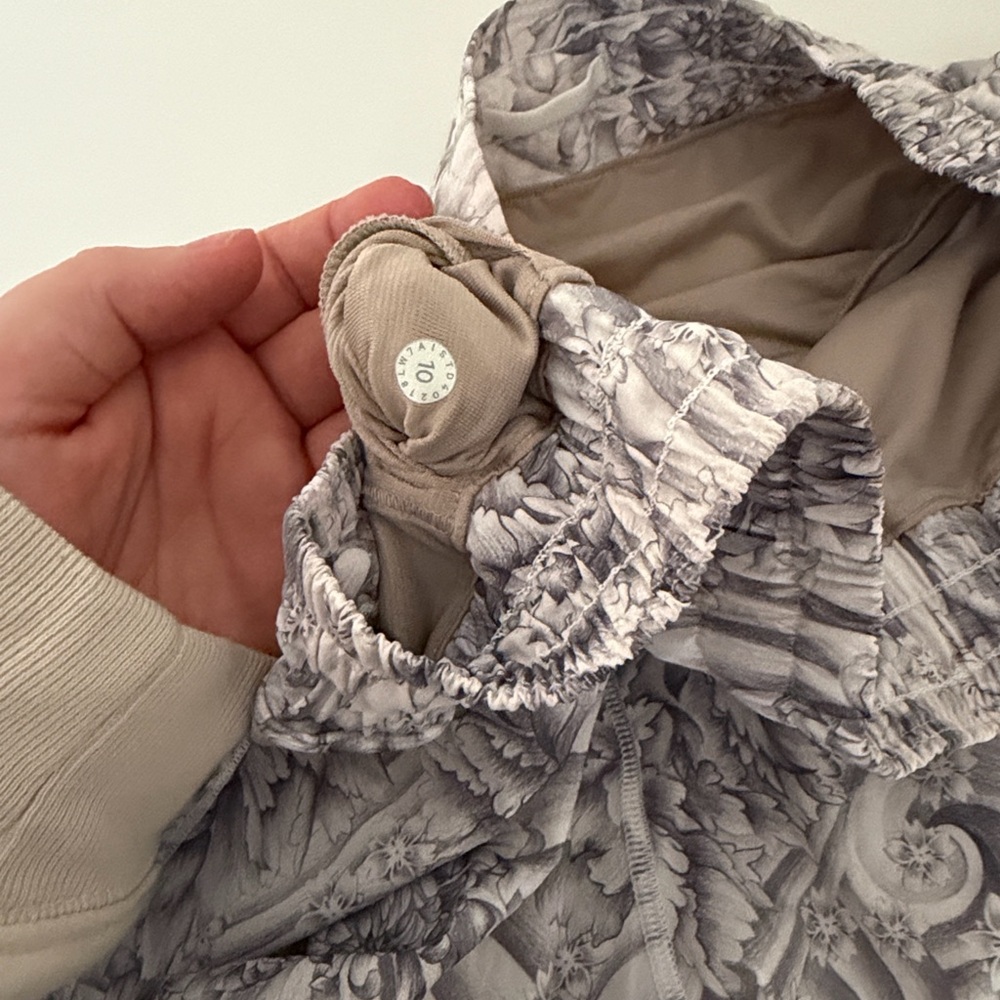 Lululemon Hotty Hot Gray Floral Running Shorts Size 10 - Picture 4 of 7
